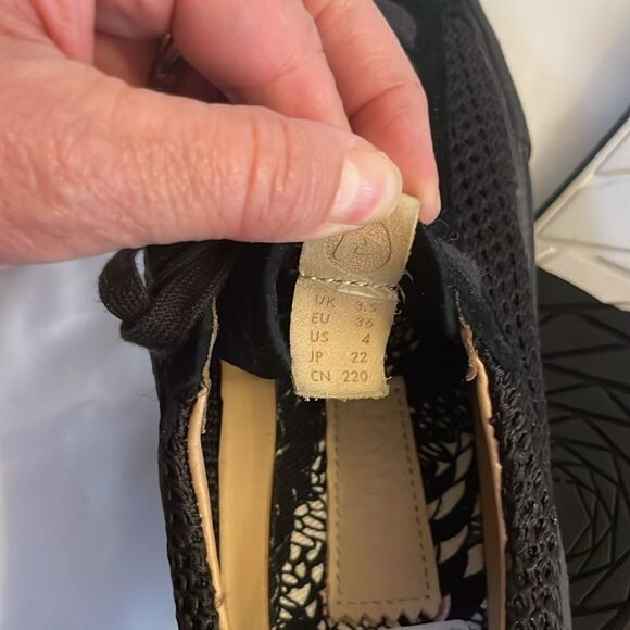 POINTER BLACK SNEAKERS.   LOW CUT, VULCANIZE SOLE.  NEW IN BOX - Picture 8 of 11